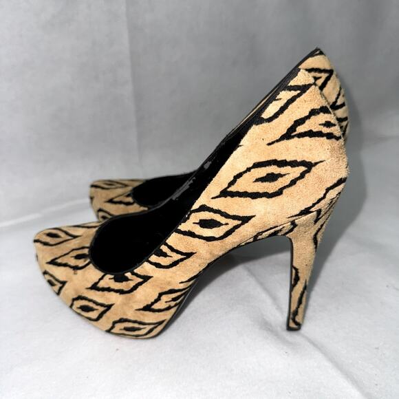 BCBGeneration Parade2 Women’s Platform Pumps size 9 suede Tribal Print black tan - Picture 3 of 10